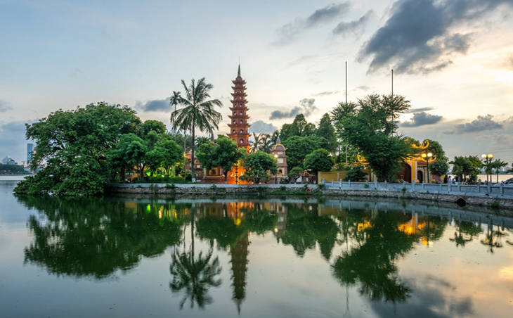 Tran-Quoc-pagoda-the-oldest-temple-in-Hanoi-Vietnam-1
